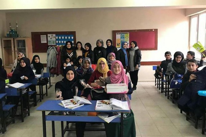 Üniversite öğrencilerinden yüzlerce öğrenciye giyim yardımı