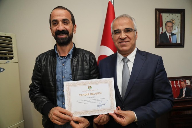 Bingöl'de baygınlık geçiren yolcuyu hastaneye yetiştiren şoföre takdir belgesi verildi