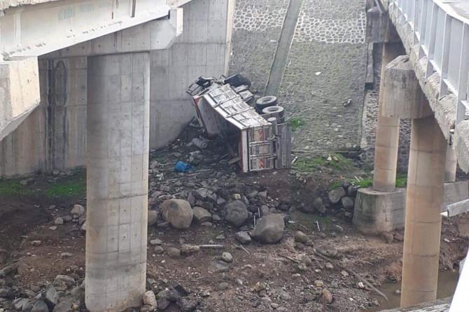 Cizre-Nusaybin karayolunda köprüden uçan kamyonun şoförü hayatını kaybetti