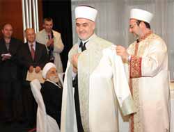 Bosna Müftüsünün Cübbesini Görmez Giydirdi