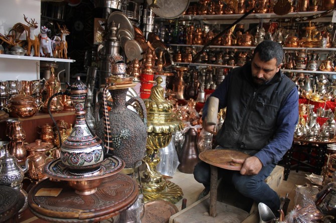 Bakırcı ustası mesleğini ayakta tutmaya çalışıyor