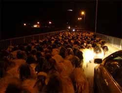 Yaylalardan İnen Göçerler Köprüyü Trafiğe Kapattı