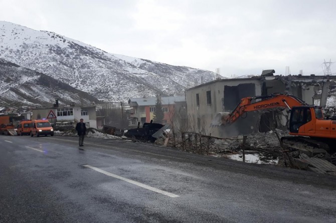 Kavşak yapımı için evlerin yıkımına başlandı