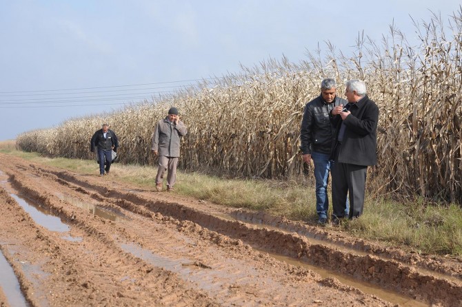 Köylüler çamurlu yola isyan etti