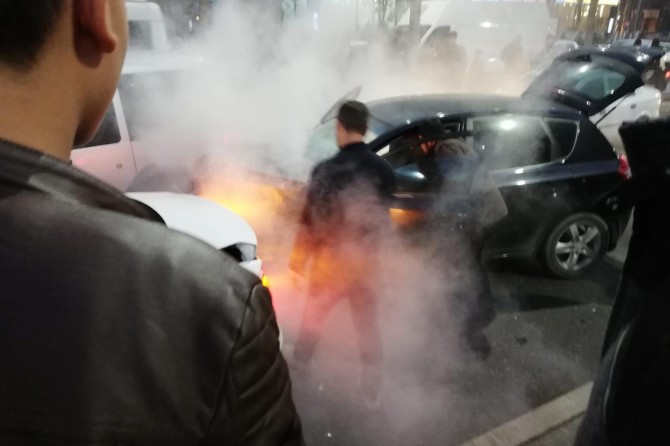 ​Batman Turgut Özal Bulvarı'nda kaza yapan otomobil alev aldı