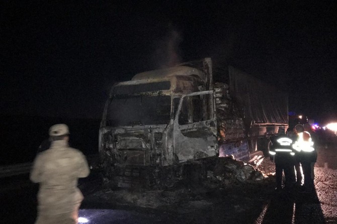 Şanlıurfa- Gaziantep otobanında makarna yüklü TIR alev alev yandı