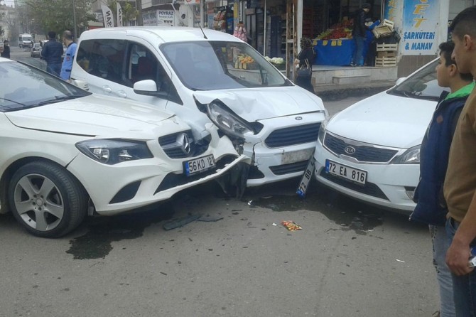 Batman Pınarbaşı Mahallesi'nde 3 araç kazaya karıştı