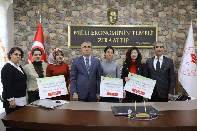 Diyarbakır'da dereceye giren genç girişimci kadınlara ödülleri verildi