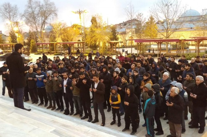 Gençler Yemen için sabah namazında buluştu