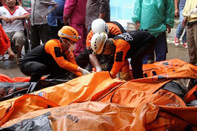 Endonezya'daki tsunamide ölenlerin sayısı artıyor