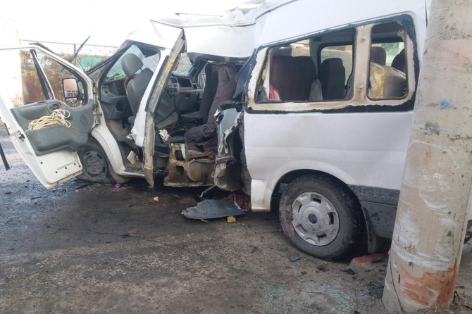 Mînîbûsa ku karkeranvediguhast qulibî: 2 mirî 16 birîndar