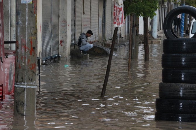 Aşırı yağışlar su baskınlarına neden oldu