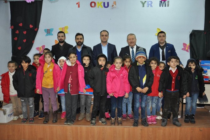 Öğrencilere mont ve bot yardımı yapıldı