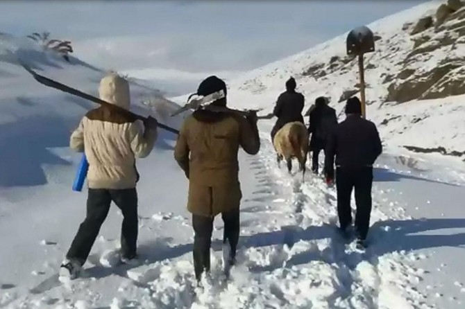 3 kilometrelik yolu yaya giderek arızayı giderdiler