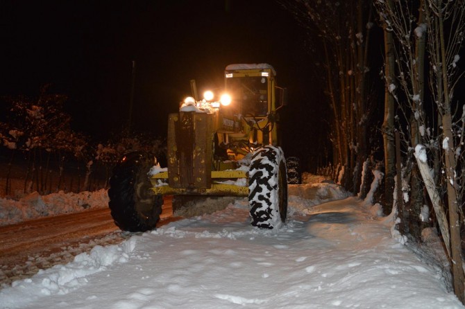 Bitlis’te kapalı 79 köy yolu için gece mesai yapıldı