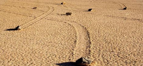 Bu taşlar kendiliğinden kayıyor!