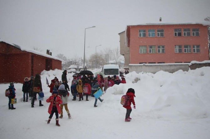 ​Bingöl Karlıova'da eğitime kar engeli