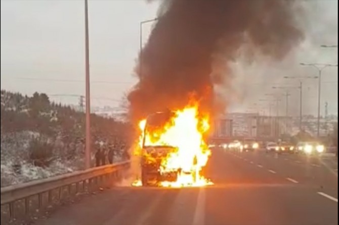 Ankara Kuzey Çevre Yolu'nda alev alan minibüsten son anda kurtuldular