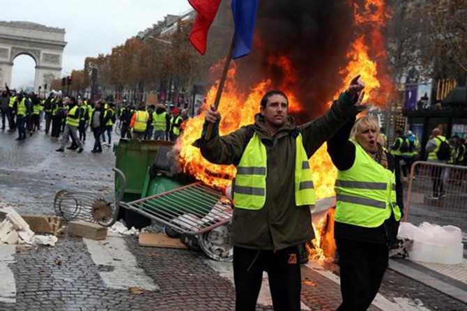 Sarı Yeleklilerin gösterileri nedeniyle 43 bin kişi işsiz kaldı