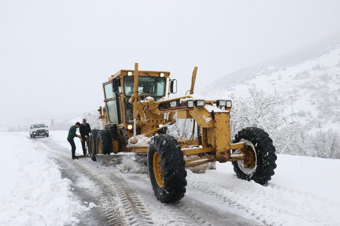 Bingöl'de kar yağışı nedeniyle 281 köy yolu ulaşıma kapandı