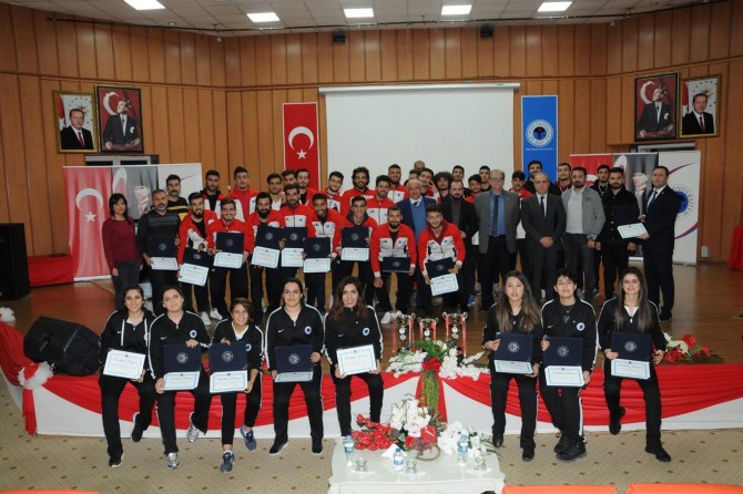 Batman Üniversitesi’nde dereceye giren takımlar için tören yapıldı