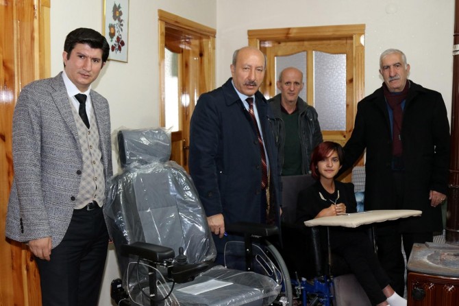 Van Büyükşehir’den üniversiteli Meltem’e akülü araç desteği