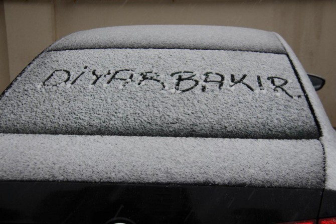 Li Diyarbekirê berfa ewil a demsalê barîya