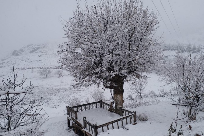 Adıyaman’da yağan kar çocukları sevindirdi