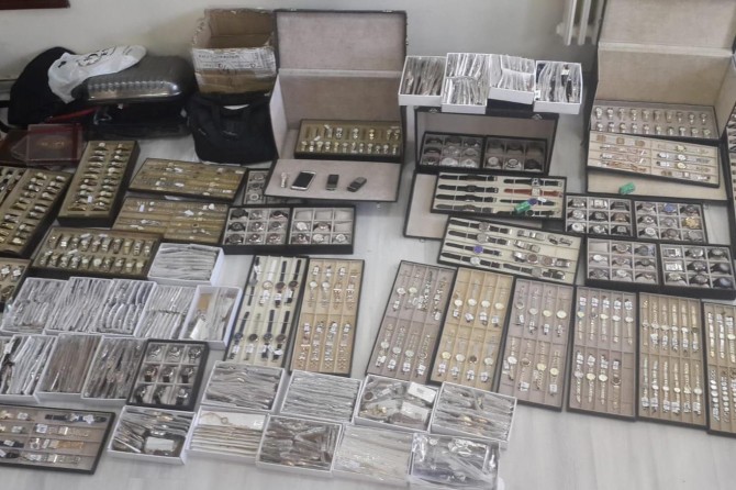 300 bin TL değerinde saat çalan zanlı yakalandı