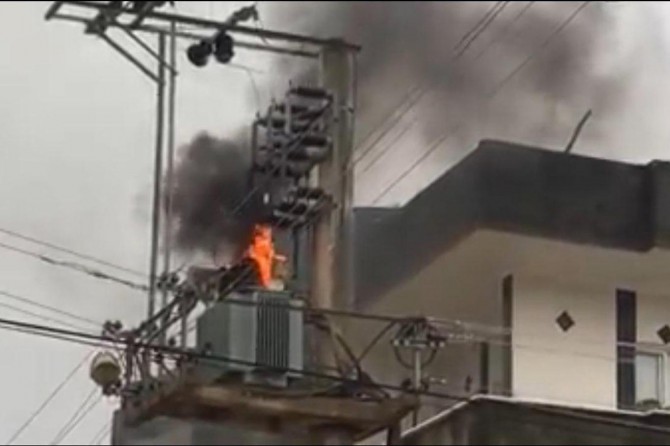 ​Mardin Nusaybin'de elektrik trafosu art arda patlayarak alev aldı