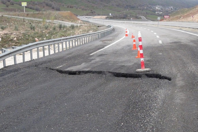 Adıyaman-Diyarbakır Karayolu'nda çöken yol kazalara davetiye çıkarıyor