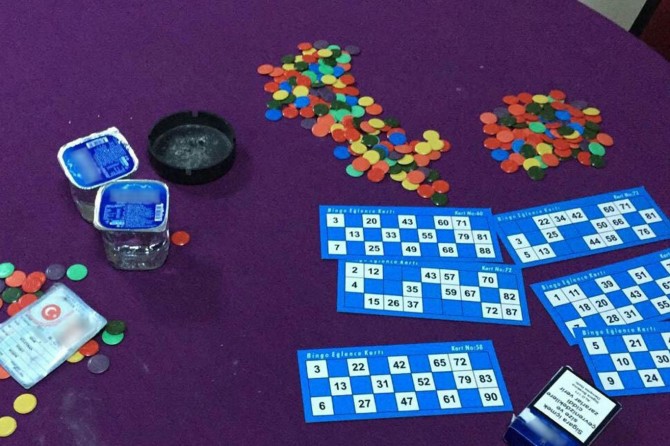 Gilîyê mêrên xwe yên ku di şeva sersalê de qumar lîstin kirin