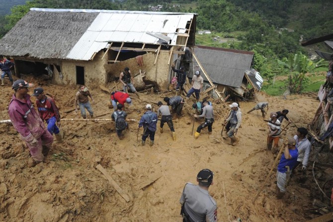 Li Endonezyayê ji ber barana zêde ax hezîya: 15 mirî