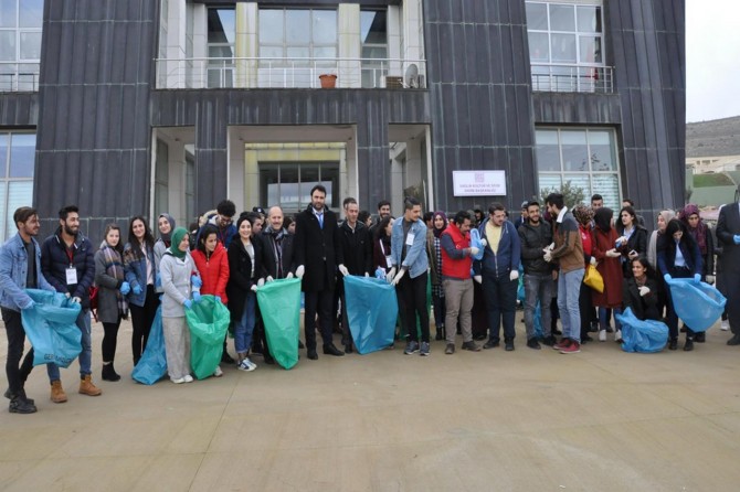 Mardin'de öğrenciler temiz çevre için atık topladı