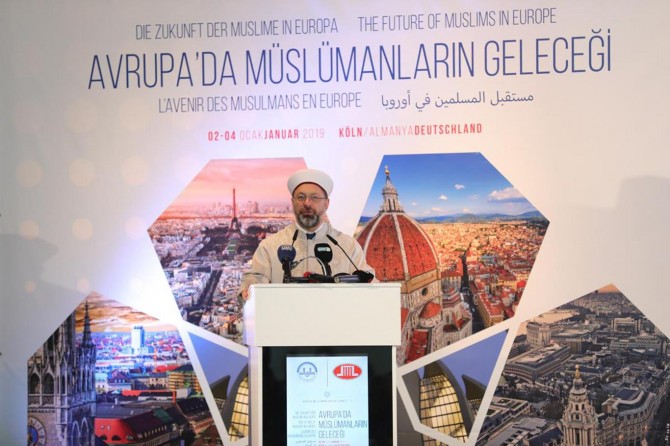 Erbaş: İslam düşmanlığı internet dünyasında 'eleştirinin' arkasına sığınarak gizleniliyor