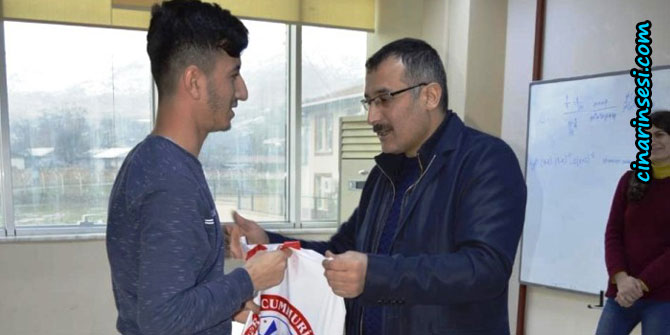 Lice Kaymakamı Abdulkadir Çelik, kitap dağıtım törenine katıldı