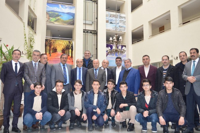 ​Bitlis'te dereceye giren imam hatip öğrencilerine ödülleri verildi