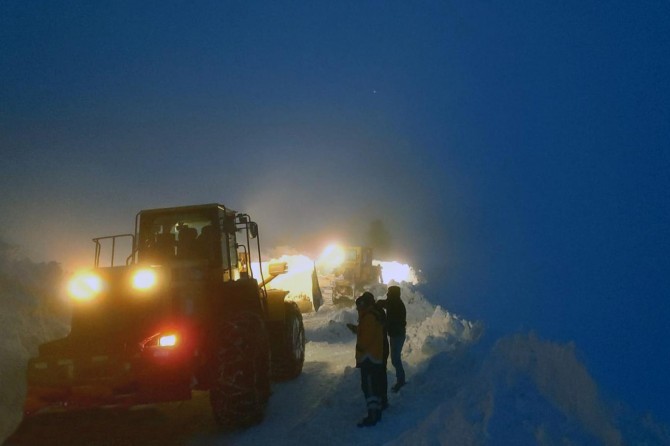 Van'da kardan dolayı mahsur kalan hastalar için seferber olundu