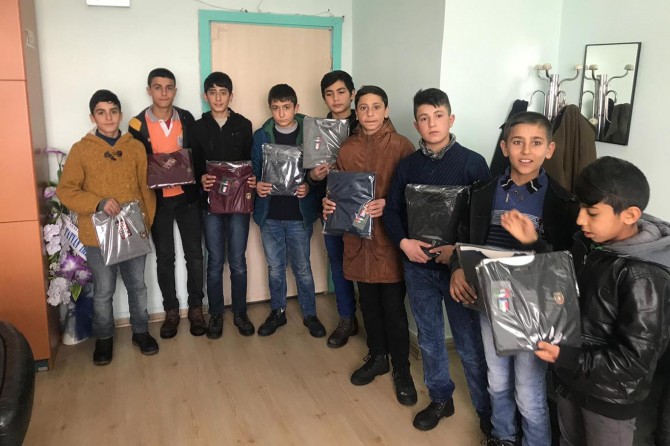 Hayırsever iş adamından Bitlis Tatvan'da bin öğrenciye kıyafet yardımı