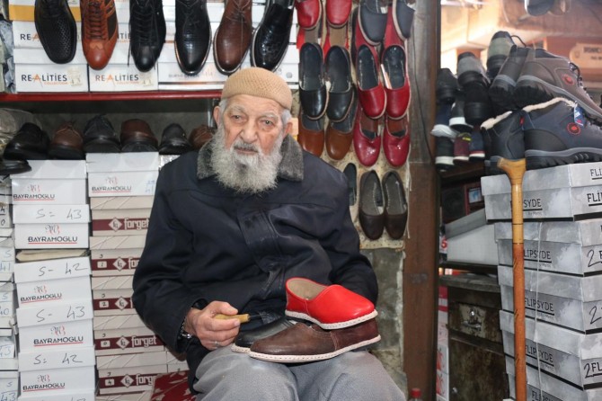 Şanlıurfa'da 90 yaşındaki Ahmet Hastaoğlu yemenicilik yapıyor