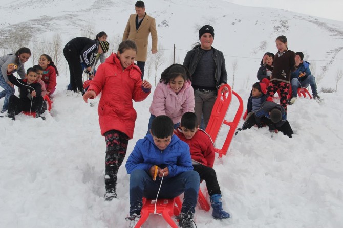 Bitlis’te plastik kızak dağıtılarak çocuklar sevindirildi