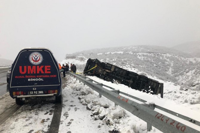 Bingöl'de buzlu yolda kaza: 3 yaralı