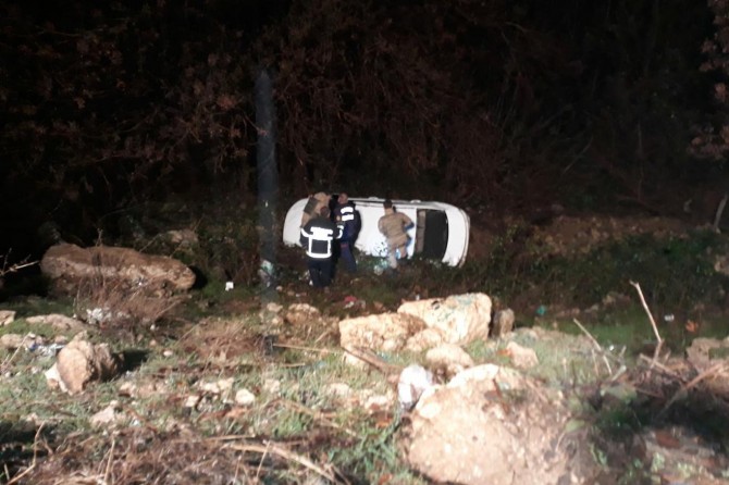 Yoldan çıkan otomobil 20 metre yükseklikten yuvarlandı