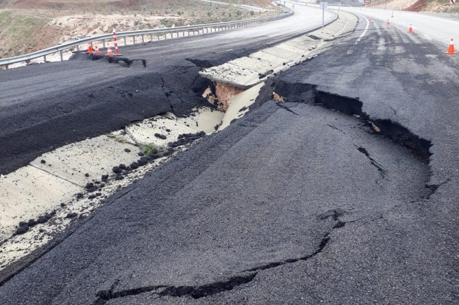 Kazalara davetiye çıkaran yol onarılıyor