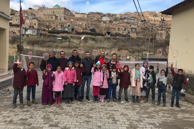 Batman Gercüş'te köy çocuklarına spor malzemesi dağıtıldı