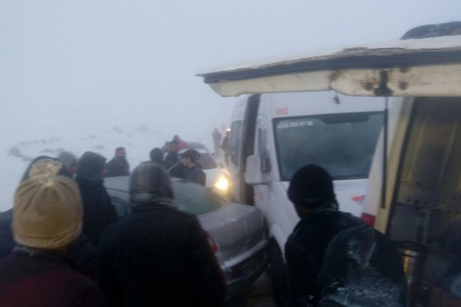 Karacadağ kayak merkezinde onlarca araç mahsur kaldı