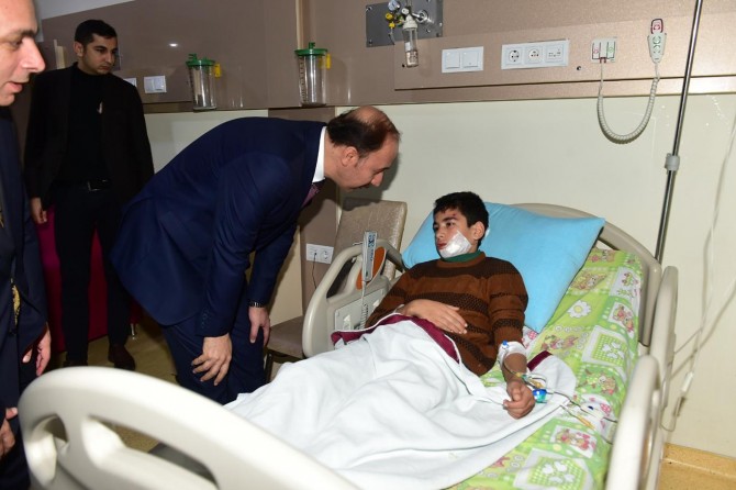 Vali Erin feci kazada yaralananları ziyaret etti