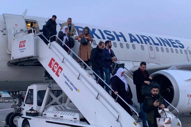 Uçak arıza yapınca yolcular saatlerce beklemek zorunda kaldı