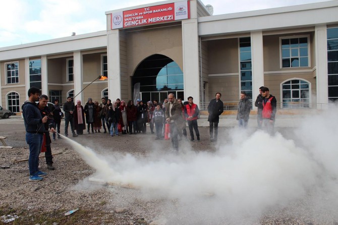 Van'da gençlere uygulamalı afet ve deprem eğitimi verildi