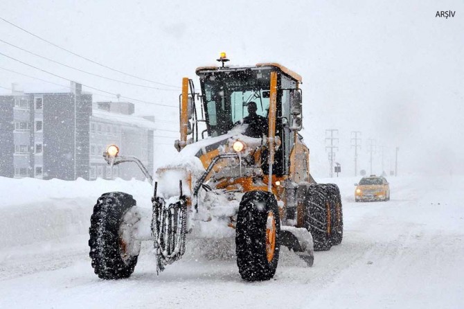 Kovancılar-Bingöl yolu kar nedeniyle trafiğe kapandı